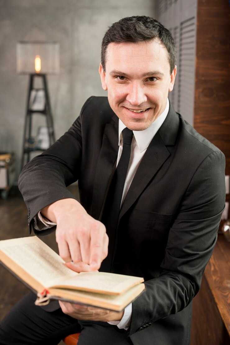 libro ofrecimiento hombre negocios contento joven sonriente 23 2148113015